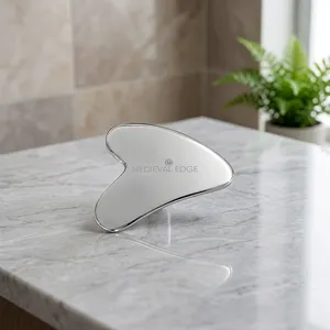 Masseur facial Gua Sha en acier inoxydable en forme de cœur, style médiéval, application manuelle sur le visage en cuivre, provenant de l'Uttar Pradesh - Product Image 4
