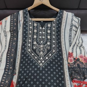 Ensemble Kurti et pantalon brodé de qualité supérieure pour femmes avec travail de broderie miroir, dentelle à pompons et design ethnique élégant - Product Image 5