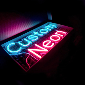 Letrero Luminoso LED de Neón Personalizado con Bajo Consumo de Energía y Alta Eficiencia, Diseño de Anime, Fútbol Americano Universitario, Color Rosa, con Batería - Product Image 1