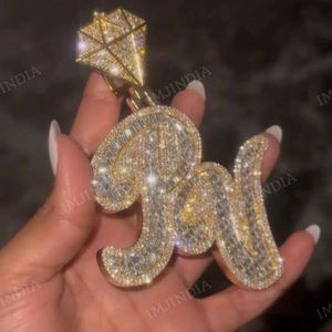 Colgante de tres letras totalmente cubierto de diamantes, collar personalizado para ella, moissanita VVS1 D, engaste de corona, colgante personalizado, pasa la prueba del diamante. - Product Image 1