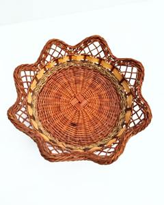 Panier vintage en osier et rotin, idéal pour le rangement des fruits et légumes et le service des chapatis lors des repas en famille, provenant d'Inde. - Product Image 3
