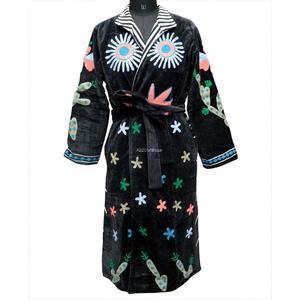 Bata Kimono de Terciopelo Negro Bordado para Mujer, Manga Tres Cuartos, Cuello en V, Estampado Floral, Cierre con Cinturón, Ropa de Dormir - Product Image 1