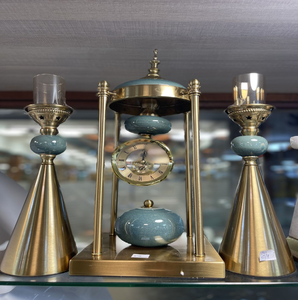 เชิงเทียนทรงกลมสีทองพร้อมดีไซน์ลายเรขาคณิตและโคมแก้วสีเหลืองอำพัน มีจำหน่ายในราคาขายส่ง - Product Image 4