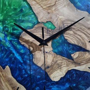 นาฬิกาแขวนผนังเรซิ่นและไม้มะกอกแบบสั่งทำพิเศษ: ของตกแต่งบ้านและสำนักงานแบบแฮนด์เมด เงียบสงบ พร้อมกลไกการทำงานที่เงียบและดีไซน์คลาสสิก มีจำหน่ายแล้ว - Product Image 2