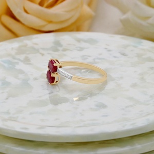 Bague Bypass à Deux Pierres en Or Jaune Massif 14K avec Rubis Naturel Oval et Diamants, Collection Memoria Jewels – Vente en Gros - Product Image 5