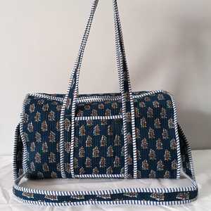 Sac de voyage en tissu de coton matelassé imprimé à la main avec des motifs floraux bleu indigo |   Studio d'artisanat indien Elite Craft Arts respectueux de l'environnement - Product Image 1