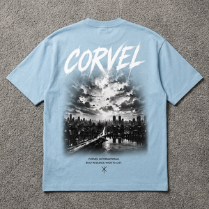 T-shirt pour homme coupe oversize à col rond et manches courtes, avec illustration artistique de silhouette urbaine au dos, graphisme typographique brossé et logo personnalisé - Product Image 3