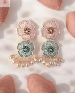 Boucles d'oreilles élégantes en perles de verre pour tenue de mariage, rehaussant un look sophistiqué avec des détails perlés légers - Product Image 2