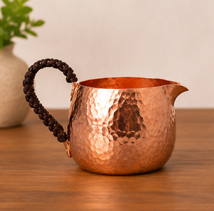 Carafe à crème en cuivre martelé avec poignée perlée foncée, vaisselle vintage pour la salle à manger, carafe de service isolée écologique vintage - Product Image 2