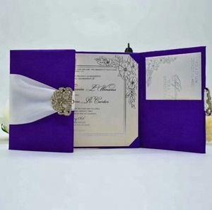 ซองเชิญงานแต่งงานผ้าไหมพร้อมริบบิ้นสีขาวและเข็มกลัดคริสตัล - Product Image 2