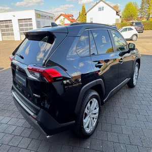 Toyota RAV4 2024 – SUV Híbrido Confiable con Eficiencia de Combustible y Tecnología Moderna - Product Image 1