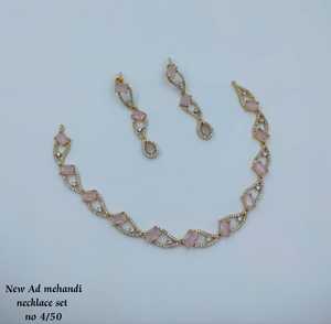 Parure de mariée élégante de haute qualité plaquée or, comprenant un collier ras-du-cou, des boucles d'oreilles et un Maang Tikka, motif floral, en zircon plaqué rhodium pour mariage - Product Image 1