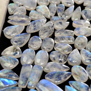 Lot en gros de paires de pierres de lune arc-en-ciel naturelles bleues et blanches pour la fabrication de bijoux 18x11x4mm 25x11x4mm Moyenne 18 carats - Product Image 3