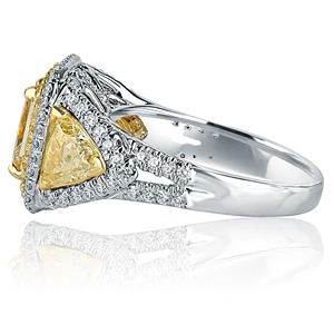 Anillo de compromiso y boda con diamante amarillo de corte radiante cultivado en laboratorio, oro blanco de 14k, 3 piedras, doble halo, claridad VVS+, diseño de tallo dividido - Product Image 2