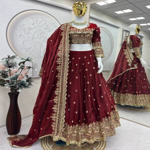 Ensemble Lehenga Choli VASTRA COTTAGE en soie Fandy bicolore, brodé et orné de sequins, avec dupatta en soie Fandy. - Product Image 3