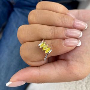 Bague à trois pierres en moissanite jaune fantaisie, argent 925, cadeau élégant pour un anniversaire, surprise pour votre partenaire - Product Image 5