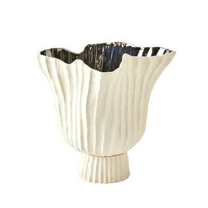 Jarrón de Flores de Hierro Hecho a Mano, Ecológico, Diseño Costero Moderno, para una Vida en el Hogar de Primera Calidad - Product Image 1