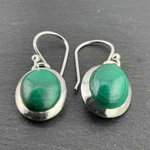 Boucles d'oreilles pendantes vintage en argent sterling et malachite, bijoux faits à la main avec pierres précieuses vertes, cadeau élégant pour femme - Product Image 4