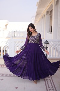 Magnifiques robes Anarkali pour femmes en tissu Georgette effet fleuri, ornées de paillettes et de Zari, avec broderie en pipe. - Product Image 3