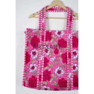 Sac fourre-tout matelassé en coton imprimé à la main, réversible, vintage, grand format, motif floral rouge pêche, écologique, durable et robuste pour les courses - Product Image 3