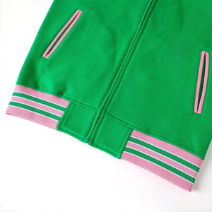 Chaqueta Varsity de Felpa Bicolor Verde Manzana y Rosa AKA - Reversible con Letras de Chenilla Personalizadas, Estilo Soroty para Mujer - Product Image 4