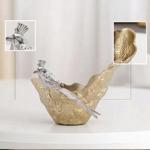 Bol en métal doré fait main avec décor d'oiseau argenté, plat de service décoratif pour la décoration de table, 19 cm - Product Image 5