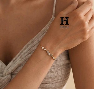 Bracelet à grappe florale minimaliste, délicat, avec chaîne à fleurs, bijoux fins pour femmes - Product Image 4