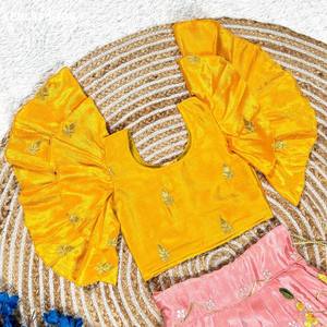 Pattu-Pavadai para niña en color rosa claro brillante con bordado floral y mangas con volantes en amarillo, a precio de mayoreo. - Product Image 5
