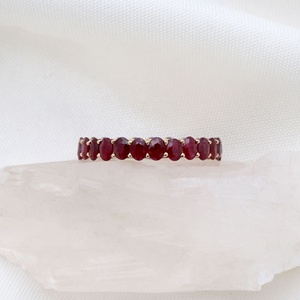 แหวนทองคำ 14k สีเหลืองประดับทับทิมรูปไข่ทรงโอวัลแบบเต็มวงจาก Memoria Jewels ขายส่ง - Product Image 3