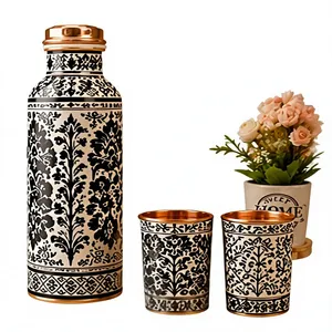 Ensemble élégant de bouteille d'eau et de gobelet en cuivre noir à motifs floraux, bouteille en cuivre imprimée monochrome de qualité supérieure avec gobelets assortis, fabriqués à la main - Product Image 1