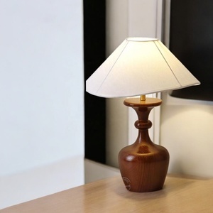 Lampe de table en bois avec abat-jour blanc, design moderne du milieu du siècle, fabriquée à la main pour la décoration de chambre - Product Image 1