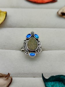 Anillo de Cuarzo Arcoíris Gris Caribeño con Druzy Plano, Joyería Elegante Hecha a Mano con Piedra Preciosa Natural para Mujer - Product Image 1