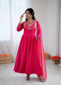 ชุดเดรส Anarkali ผ้าไหมโรมันเย็บติดกันอย่างประณีต พร้อมซับในผ้าไมโครคอตตอนหนาและงานปักลาย พร้อมผ้าคลุมไหล่ผ้าไหมนาซมิน - Product Image 4