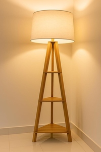 Lampadaire Trépied en Bois avec 3 Étagères, Luminaire sur Pied, Fabricant, Abat-jour en Tissu Blanc Personnalisé, OEM ODM Vente en Gros Natura - Product Image 4