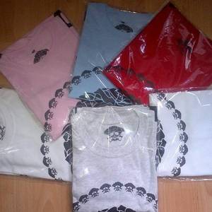 T-shirt pour homme en coton délavé personnalisé multicolores avec finition teintée vintage et un style décontracté moderne - Product Image 1