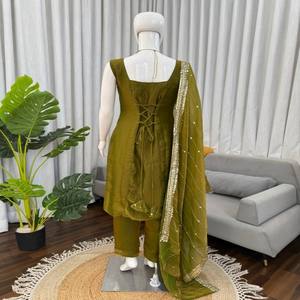 Conjunto VASTRA COTTAGE de Pantalón y Dupatta con Tela de Seda, Adorno Intrincado con Hilos y Lentejuelas, Forro Suave de Microfibra, Pantalón Completamente Cosido - Product Image 5