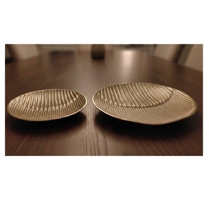 แผ่นโลหะอะลูมิเนียมคุณภาพสูง ผิวสัมผัสทองเหลืองโบราณ ขนาด 35 ซม. 28 ซม. ใช้สำหรับเสิร์ฟอาหารข้างข้าวแบบดั้งเดิมของอินเดียใต้ เหมาะสำหรับใช้ในบ้าน - Product Image 5