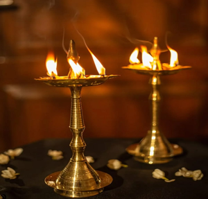 Diya classique en laiton, fabriqué à la main, avec une poignée pratique pour les rituels quotidiens du matin (aarti). Disponible à prix de gros. - Product Image 5
