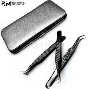 Pinzas Profesionales RMI Duraderas de Acero Inoxidable Color Negro Plasma para Extensión de Pestañas con Estuche Magnético de Fibra Puntiaguda - Product Image 6