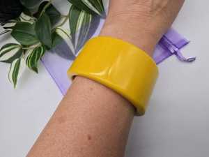 Brazalete de Resina Amarilla Hecho a Mano, Ancho y Abierto, Diseño Sólido y Sencillo, Color Mostaza Ámbar, Brazalete de Resina - Product Image 5