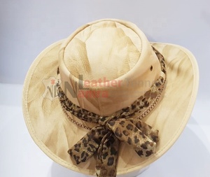 Chapeau de cowboy en cuir naturel bronzé avec bande imprimée léopard, style western, large bord, pour ranch et extérieur, accessoire de mode - Product Image 3