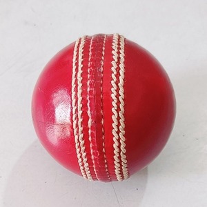 Juego de 4 Pelotas de Cricket Blancas Duraderas Hechas 100% de Caucho, Pelotas de Práctica de Alta Calidad para Exteriores, Marca HRM, HRM-FVXF-7568 - Product Image 5