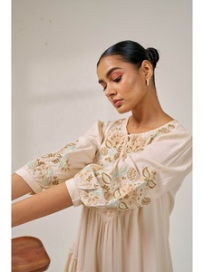 Top túnica con patrón floral elegante con cuello bordado Color Bege Top de verano Uso diario Fiestas Tejido Impresión digital Manga - Product Image 4