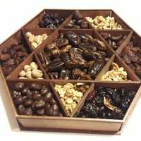 Dattes Medjool Premium dans un élégant coffret cadeau sphérique noir mat, contenant de fruits secs biologiques de luxe pour le Ramadan et les événements spéciaux