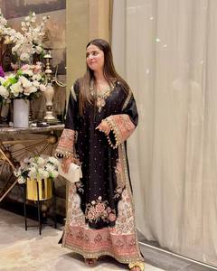 Robe Anarkali en soie noire brodée d'étoiles, longueur ras du sol, tenue traditionnelle indienne et pakistanaise pour mariage, coupe régulière pour femme adulte - Product Image 1
