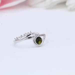 Anillo de Moldavita Certificado de Grado A Auténtico |   Moldavita auténtica de la República Checa, Chlum |   Plata de Ley 925 con Oro Rosa de 18K - Product Image 2