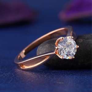 แหวนเพชรทรงกลมเจียระไนแบบบริลเลียนท์เคลือบทองคำสีกุหลาบ 14K เพชรเพาะเลี้ยงในห้องปฏิบัติการ ประดับด้วยขาจับ 6 ขาและวงแหวนแบบบิดเกลียวสำหรับงานหมั้น - Product Image 4