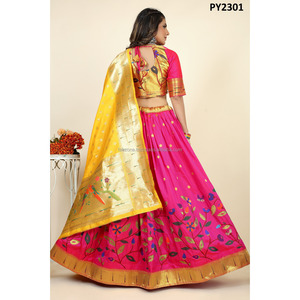 Lehenga choli แบบดั้งเดิม

ได้รับสัมผัสแบบดั้งเดิมกับรูปลักษณ์ของคุณประดับด้วยวัสดุ jacquard lehenga ที่ตกแต่งด้วย All-O - Product Image 5