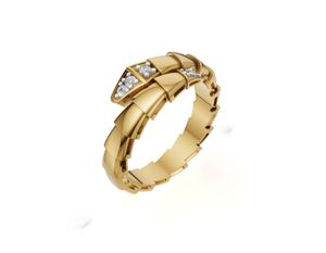 Anillo de Diamantes de Oro Amarillo de Lujo para Mujer con Diamantes Redondos de Corte Brillante y Pavé Lateral, Estilo Compromiso - Product Image 1