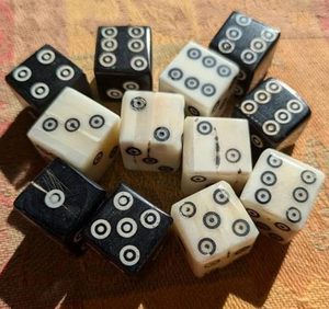 Dados de hueso de búfalo de alta demanda para accesorios de juegos de mesa, dados de hueso blanco y negro personalizados de seis caras con tamaño y forma a medida - Product Image 4